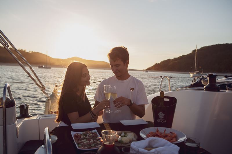 Parta à aventura e liberte-se com o nosso serviço exclusivo de passeios em Veleiro.